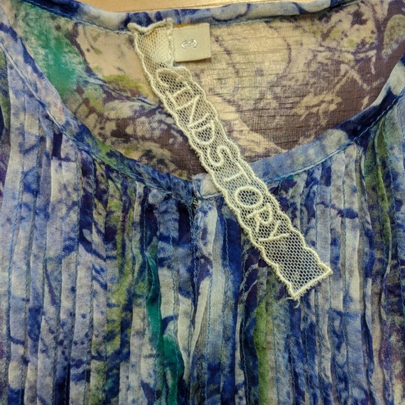 Sheer dressy blouse in blue's, flared at bottom - Picture 6 of 8